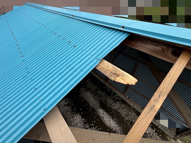 東海村　車庫屋根の躯体を大工工事で補強　施工前の写真