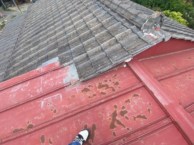 結城市の葺き替え前のセメント瓦屋根とトタン屋根