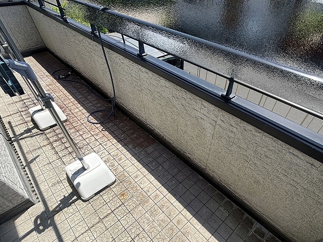 笠木からの雨漏りで内部が腐食したベランダ腰壁