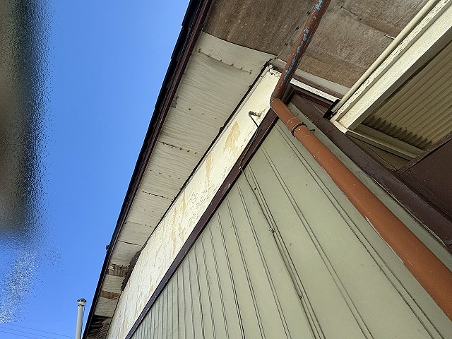 ひたちなか市のベニヤが剥がれ穴があいた施工前の軒天