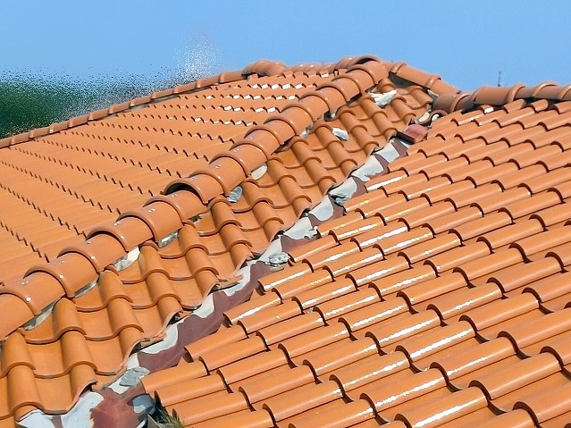 ひたちなか市で崩れた棟瓦から雨漏りが発生