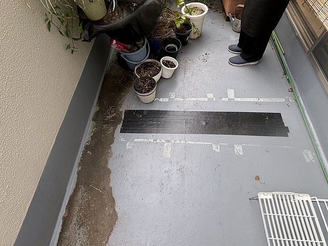 水戸市の劣化したFRP防水のベランダで雨漏りが発生