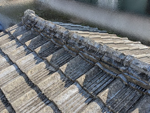 水戸市の葺き替え前のセメント瓦物置