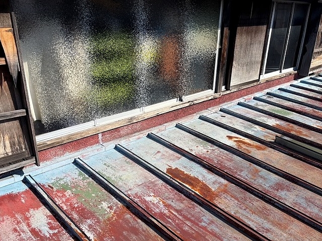 日立市の室内雨漏りは木製戸袋レールが原因