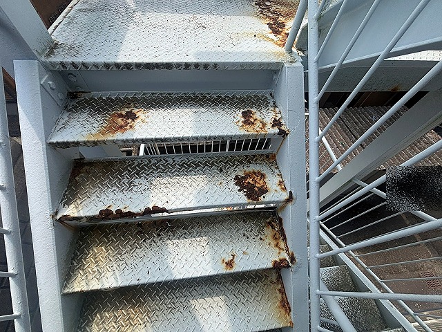 日立市のタイエンダーで塗装前のアパートの鉄骨階段