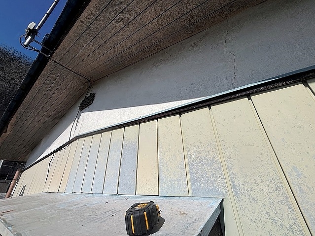 水戸市の施工前の傷んだ軒天と破風板