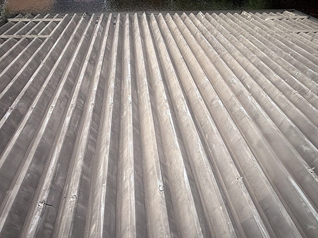 鉾田市の塗装工事前の金属折板屋根