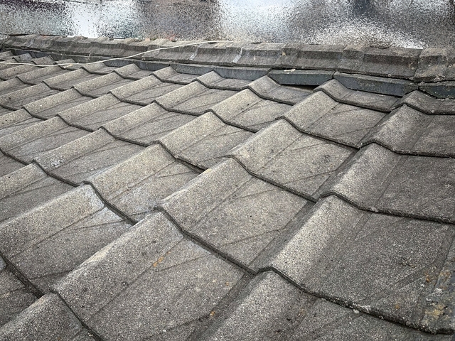 長年の雨漏りに悩む水戸市の築45年超えのセメント瓦屋根