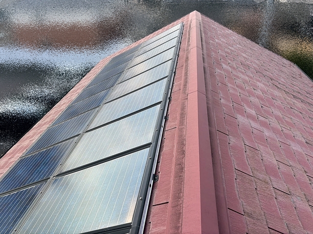 カバー工事前の太陽光パネルを搭載した水戸市のコロニアル屋根