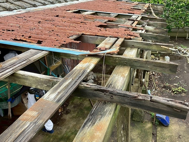 台風で大破したひたちなか市のトタン製庇屋根