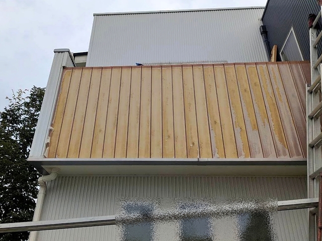 表面が広範囲で剥がれた東海村のベランダの外壁