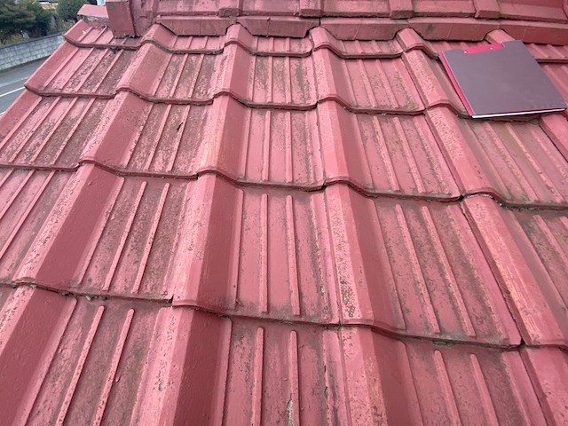 屋根塗装前の古河市の赤っぽいセメント瓦