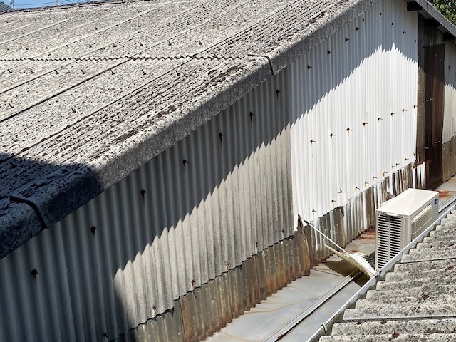 水戸市の倉庫で石綿小波スレート屋根へのカバー工事見積り依頼