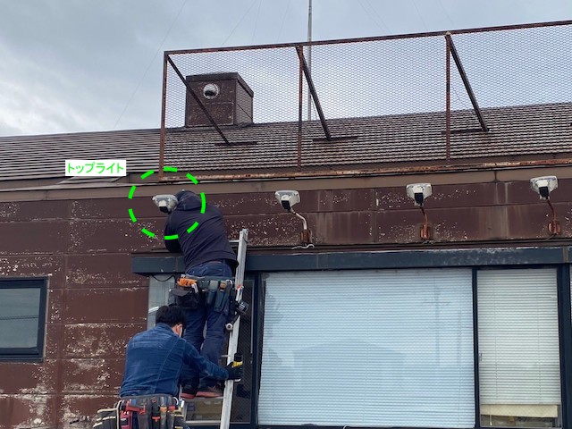 外壁のアップライトを撤去する電気工
