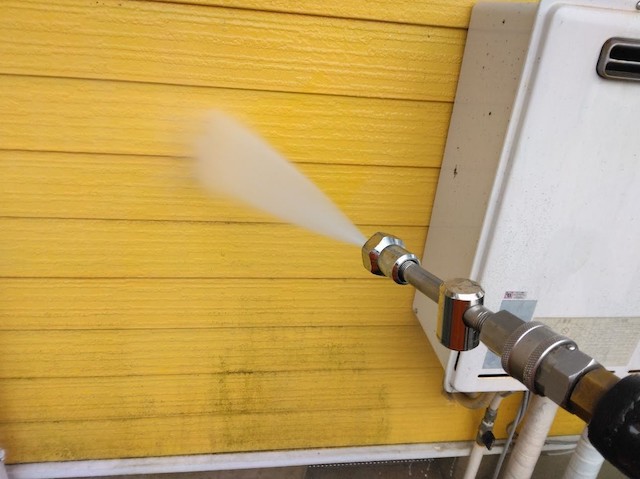 黄色い外壁に高圧洗浄を実施
