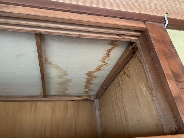 押入れの天板に残る茶色い雨染み
