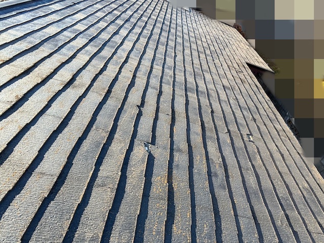 日立市で脆いコロニアル屋根をデッキブラシで洗浄し粘着式防水紙を敷設