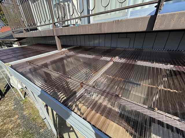 ブロンズ色の波板をステンレスフックで固定したテラス屋根