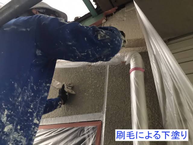 細かい箇所を刷毛で下塗りする職人