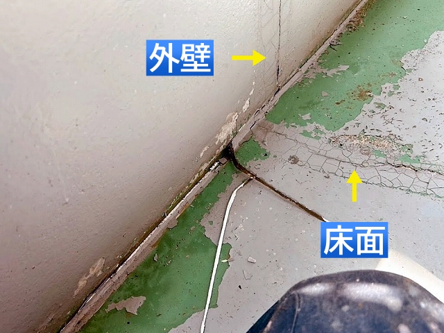 ベランダの床面と立ち上がりに生じたひび割れ
