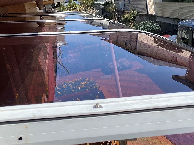 ブラウン色のポリカーボネート平板を取り付けたテラス屋根