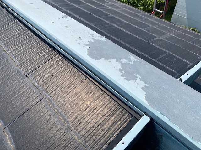 腰屋根の棟板金の塗膜剥離状態
