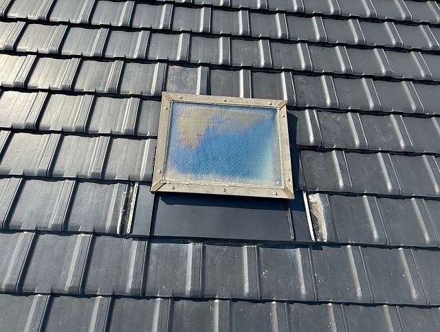天窓周りの板金雨仕舞が完了した日立市の瓦屋根