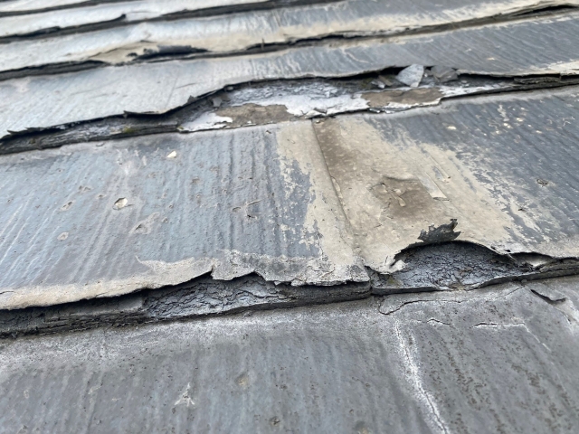 基材のセメント成分も脆くなっているパミール屋根材
