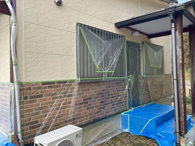 目地シーリングの打ち替えが終わった後は外壁塗装の前に窓やドアの養生を行う