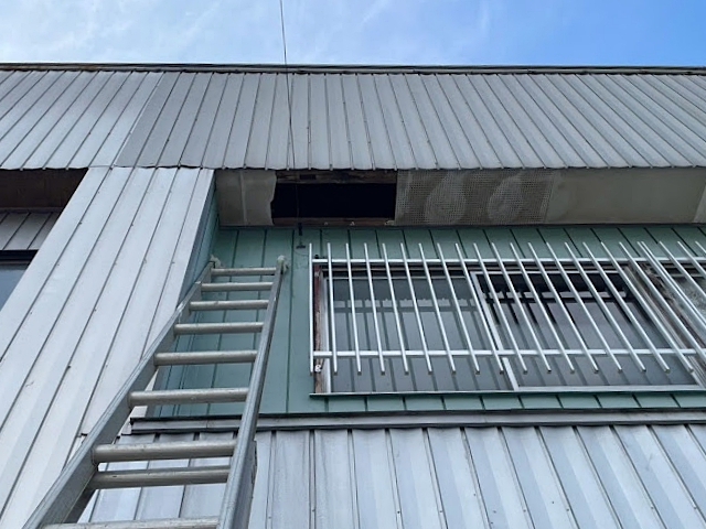 パラペット屋根の雨漏りが原因で破損した那珂市の軒天