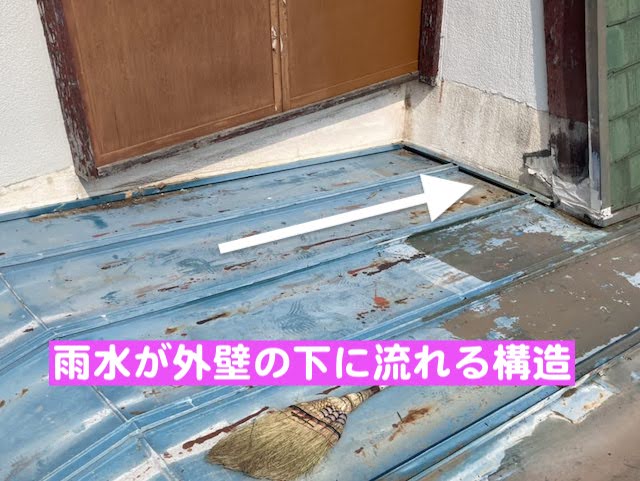 水戸市　雨押え板金とは？　施工前の壁際の写真