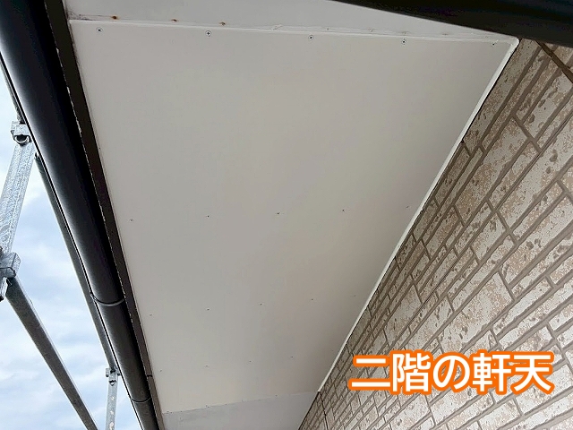 カラーべニアを用いて部分的に張り替えた二階の軒天
