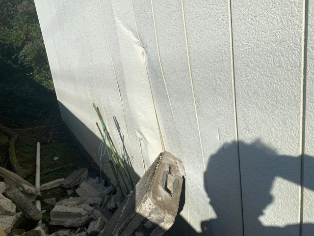 ブロック塀の破片が直撃した蔵の外壁