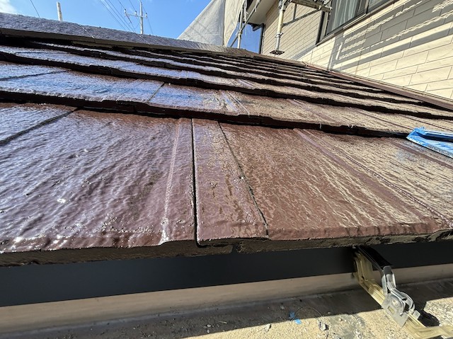 塗装が完了した一階の厚型スレート屋根