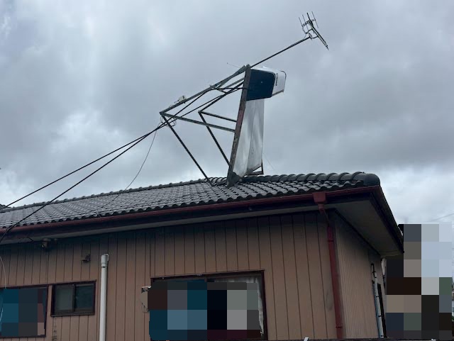水戸市　台風で屋根の太陽熱温水器が脱落寸前　撤去前の写真