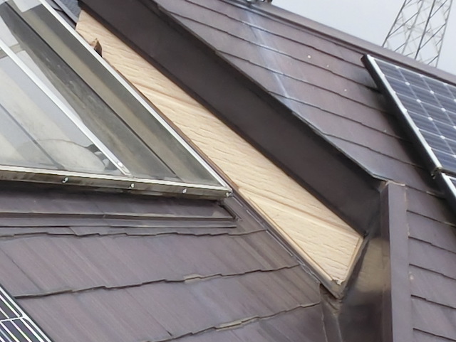 ひたちなか市　複雑な形状の2階屋根を施工　外壁との取り合い施工前の写真