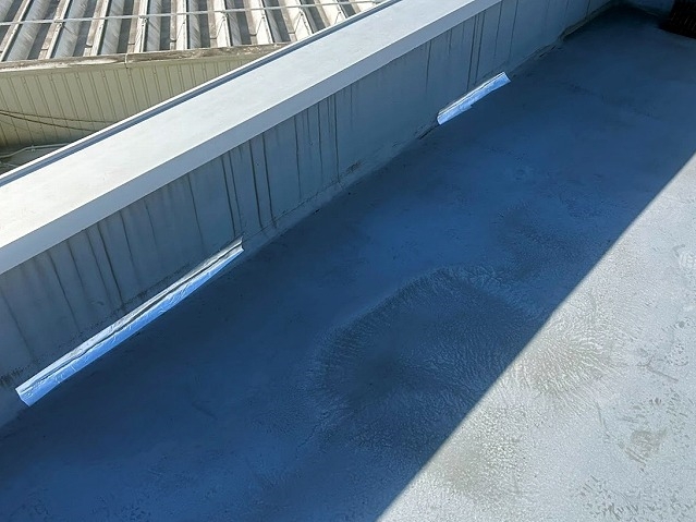 立ち上がりの裂けたシート防水をアルミ製のテープで簡易的に補修