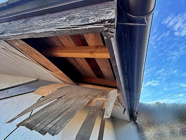 ひたちなか市の穴があいた軒天と漏水の原因の破風板