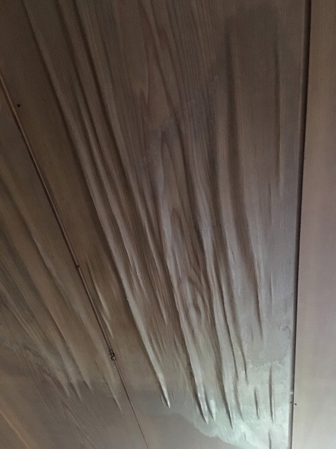 お客様が撮影した台風19号により雨漏りした天井材