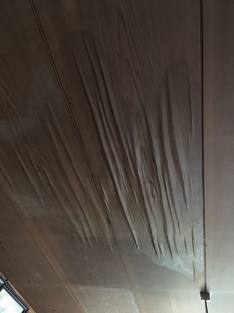 雨漏りし酷い状況の目透かし天井材