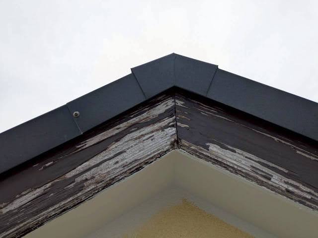 鹿嶋市　すすけた木製破風板にガルバリウム板金巻き　施工前の写真