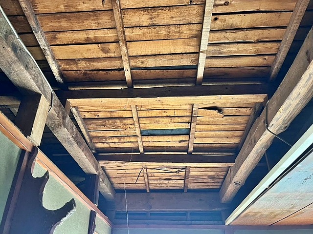 雨漏りで傷んた1階の天井