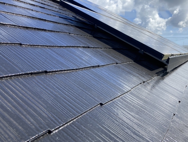太陽光パネルの下の屋根面は塗装しなくても長持ちします
