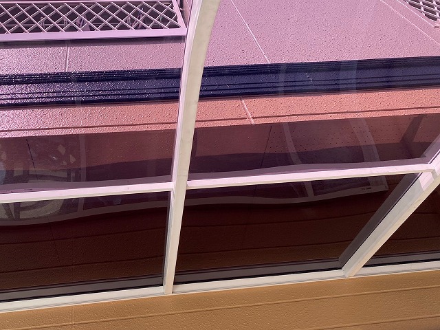 ブロンズ色のポリカーボネート平板を設置した日立市のテラス