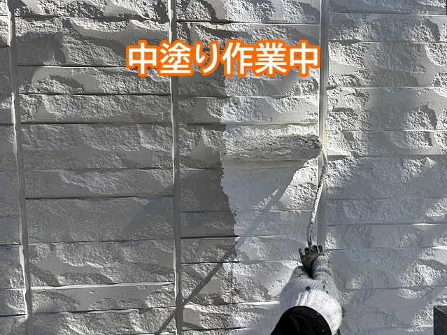 紫外線に強いアレスダイナミックTOPで外壁の中塗り作業中