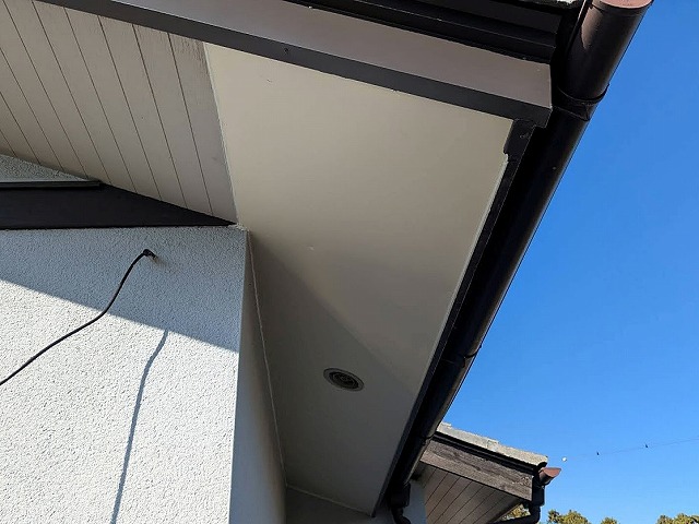 ひたちなか市で軒天の張り替えと破風板の板金カバーが完了