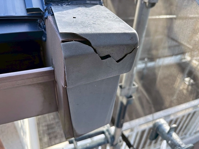 カバー工事中に見つかった軒先の部材の破損