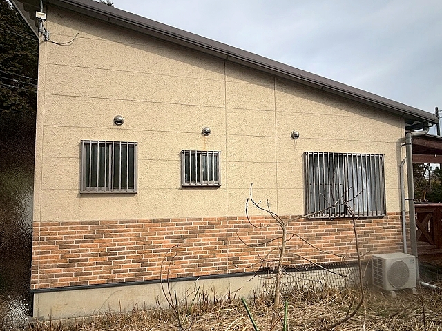 汚れやひび割れが目立つ外壁塗装前の鉾田市の平屋住宅