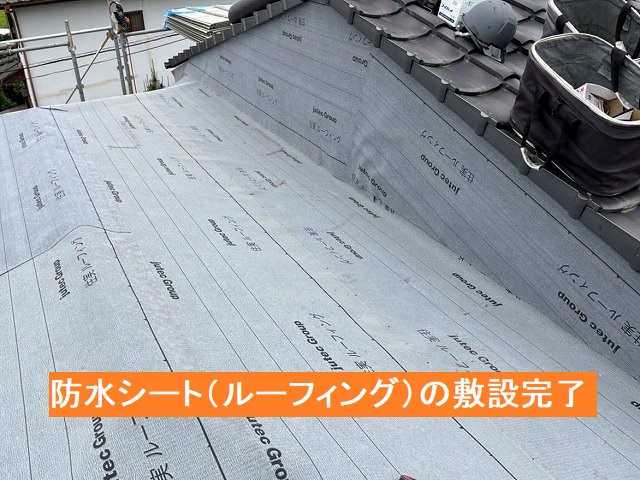 腰屋根の妻壁も塞ぐように、立上りまで防水シートを敷設