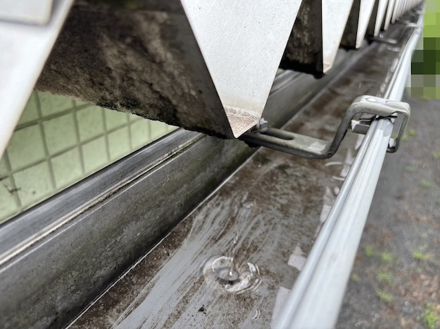 たっぷり溜まった泥が除去された雨樋